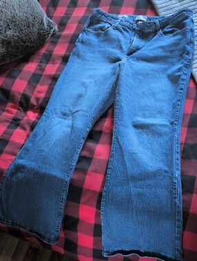 Universal Thread Medium Blue Denim Jeans with Contrast Stitching